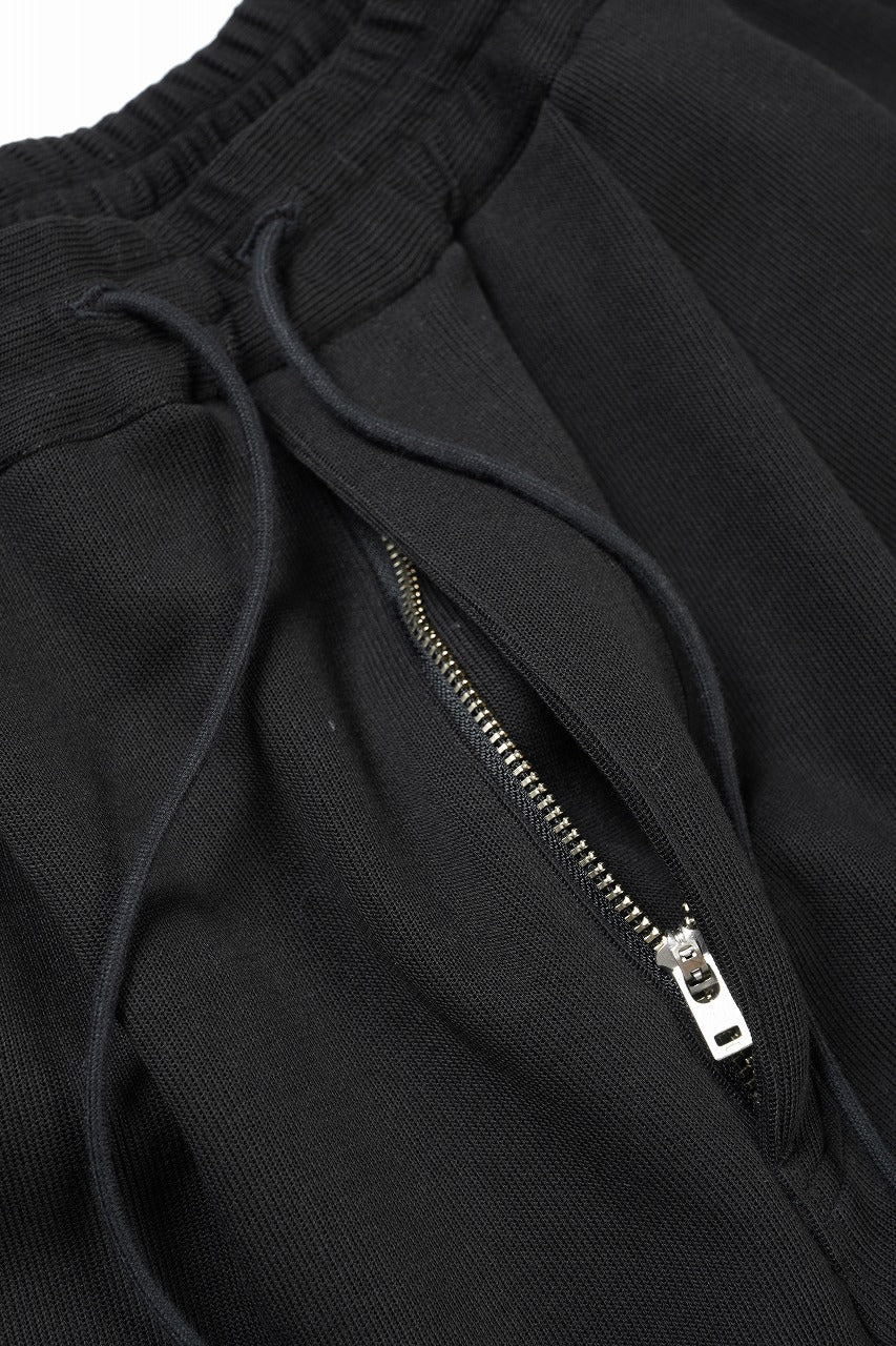 Load image into Gallery viewer, N/07 2 TUCKS EASY SHORTS / RIBBED CARDBOARD KNIT JERSEY (BLACK)