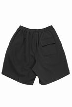 Load image into Gallery viewer, N/07 2 TUCKS EASY SHORTS / RIBBED CARDBOARD KNIT JERSEY (BLACK)