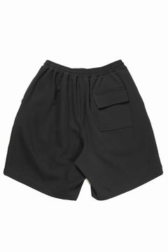 Load image into Gallery viewer, N/07 2 TUCKS EASY SHORTS / RIBBED CARDBOARD KNIT JERSEY (BLACK)