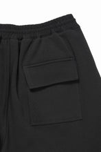 Load image into Gallery viewer, N/07 2 TUCKS EASY SHORTS / RIBBED CARDBOARD KNIT JERSEY (BLACK)