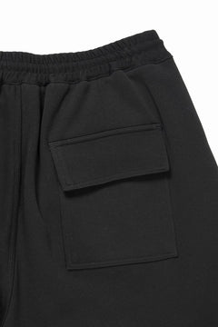 Load image into Gallery viewer, N/07 2 TUCKS EASY SHORTS / RIBBED CARDBOARD KNIT JERSEY (BLACK)