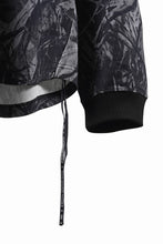 Load image into Gallery viewer, MASTERMIND WORLD OG FOREST CAMO LS TEE (MONOCHROME FOREST CAMO)
