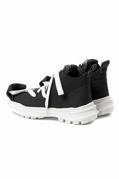 Load image into Gallery viewer, beauty : beast ROLL-TOE SHOES feat. Maison MIHARA YASUHIRO (BLACK x WHITE)