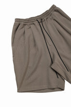 Load image into Gallery viewer, N/07 2 TUCKS EASY SHORTS / RIBBED CARDBOARD KNIT JERSEY (KHAKI)