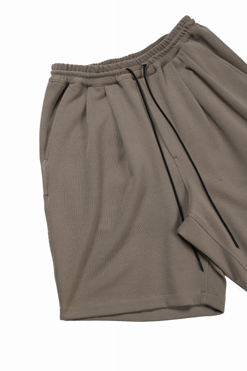 Load image into Gallery viewer, N/07 2 TUCKS EASY SHORTS / RIBBED CARDBOARD KNIT JERSEY (KHAKI)