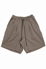 Load image into Gallery viewer, N/07 2 TUCKS EASY SHORTS / RIBBED CARDBOARD KNIT JERSEY (KHAKI)