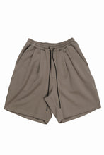Load image into Gallery viewer, N/07 2 TUCKS EASY SHORTS / RIBBED CARDBOARD KNIT JERSEY (KHAKI)