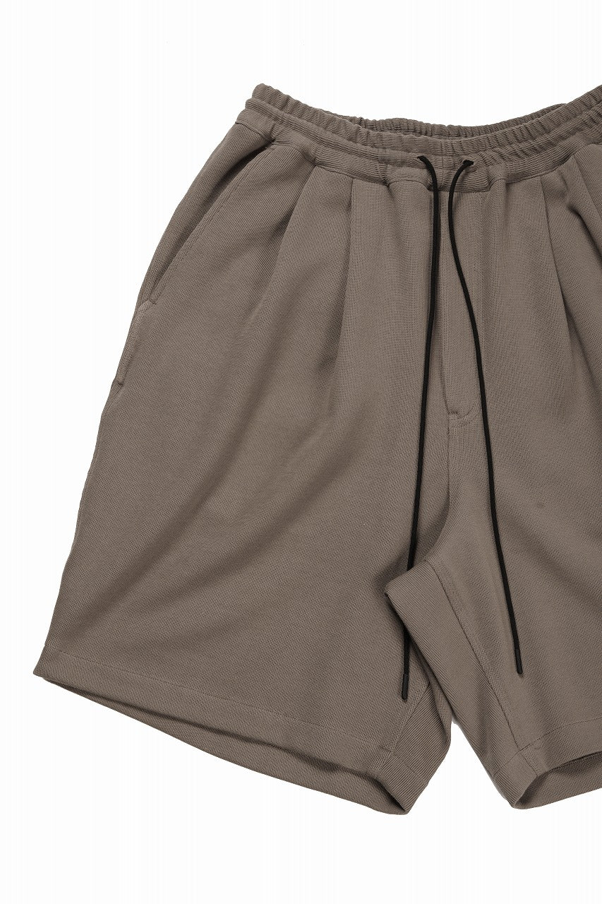 Load image into Gallery viewer, N/07 2 TUCKS EASY SHORTS / RIBBED CARDBOARD KNIT JERSEY (KHAKI)