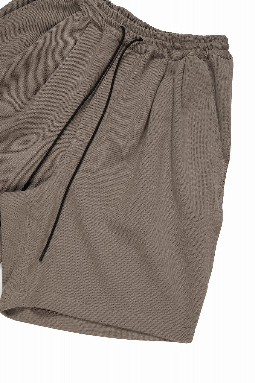 Load image into Gallery viewer, N/07 2 TUCKS EASY SHORTS / RIBBED CARDBOARD KNIT JERSEY (KHAKI)