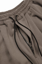 Load image into Gallery viewer, N/07 2 TUCKS EASY SHORTS / RIBBED CARDBOARD KNIT JERSEY (KHAKI)
