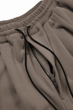 Load image into Gallery viewer, N/07 2 TUCKS EASY SHORTS / RIBBED CARDBOARD KNIT JERSEY (KHAKI)