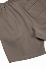 Load image into Gallery viewer, N/07 2 TUCKS EASY SHORTS / RIBBED CARDBOARD KNIT JERSEY (KHAKI)