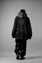 画像をギャラリービューアに読み込む, MASTERMIND WORLD LOUNGE CARDIGAN / SOFTLY BOA FLEECE (BLACK x CHARCOAL)