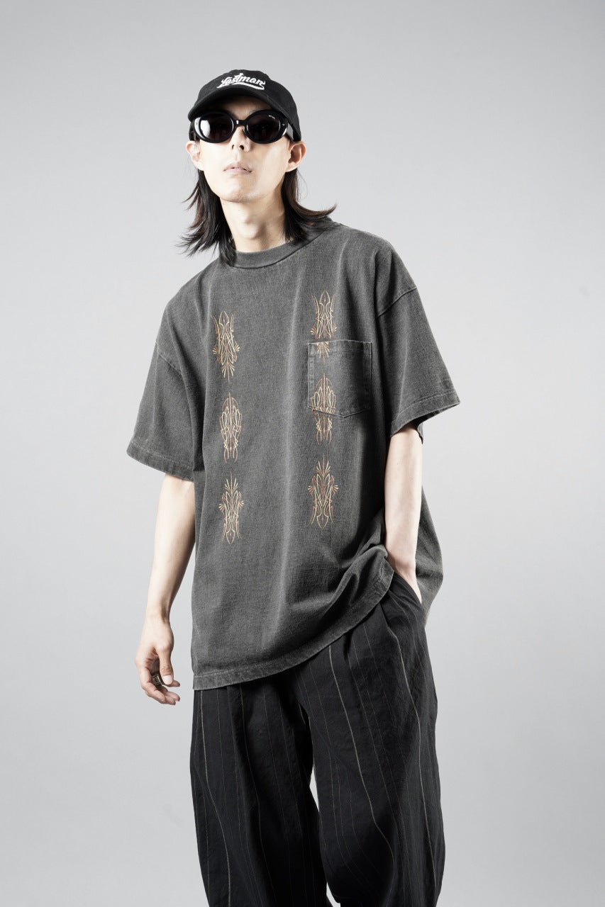 画像をギャラリービューアに読み込む, LASTMAN PRINTED POCKET TEE SHIRT -PIN STRIPE- (FADE BLACK)
