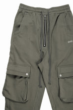 Load image into Gallery viewer, 【SAMPLE SALE】A.F ARTEFACT HEM-ZIPPER SWEAT CARGO PANTS (KHAKI)