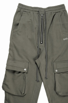 Load image into Gallery viewer, 【SAMPLE SALE】A.F ARTEFACT HEM-ZIPPER SWEAT CARGO PANTS (KHAKI)