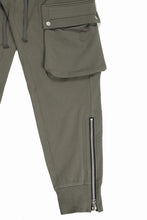 Load image into Gallery viewer, 【SAMPLE SALE】A.F ARTEFACT HEM-ZIPPER SWEAT CARGO PANTS (KHAKI)