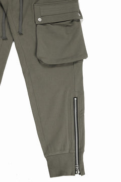 Load image into Gallery viewer, 【SAMPLE SALE】A.F ARTEFACT HEM-ZIPPER SWEAT CARGO PANTS (KHAKI)