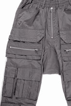Load image into Gallery viewer, 【SAMPLE SALE】A.F ARTEFACT CARGO SAROUEL EASY PANTS / SMOOTH NYLON (GREY)