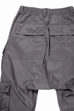 Load image into Gallery viewer, 【SAMPLE SALE】A.F ARTEFACT CARGO SAROUEL EASY PANTS / SMOOTH NYLON (GREY)