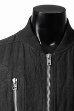 Load image into Gallery viewer, 【SAMPLE SALE】A.F ARTEFACT CUT OFF COMBI TANKER JACKET / LIGHT PADDED (BLACK×ORANGE)