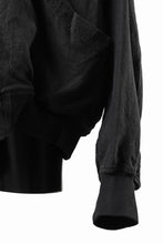 Load image into Gallery viewer, 【SAMPLE SALE】A.F ARTEFACT CUT OFF COMBI TANKER JACKET / LIGHT PADDED (BLACK×ORANGE)