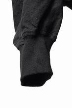 Load image into Gallery viewer, 【SAMPLE SALE】A.F ARTEFACT CUT OFF COMBI TANKER JACKET / LIGHT PADDED (BLACK×ORANGE)