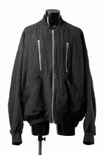 Load image into Gallery viewer, 【SAMPLE SALE】A.F ARTEFACT CUT OFF COMBI TANKER JACKET / LIGHT PADDED (BLACK×ORANGE)