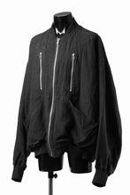 Load image into Gallery viewer, 【SAMPLE SALE】A.F ARTEFACT CUT OFF COMBI TANKER JACKET / LIGHT PADDED (BLACK×ORANGE)