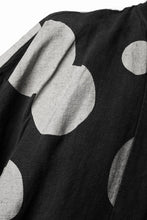 Load image into Gallery viewer, 【SAMPLE SALE】A.F ARTEFACT CUT OFF COMBI TANKER JACKET / LIGHT PADDED (BLACK×ORANGE)