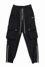 Load image into Gallery viewer, 【SAMPLE SALE】A.F ARTEFACT HEM-ZIPPER SWEAT CARGO PANTS (BLACK)