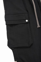 Load image into Gallery viewer, 【SAMPLE SALE】A.F ARTEFACT HEM-ZIPPER SWEAT CARGO PANTS (BLACK)