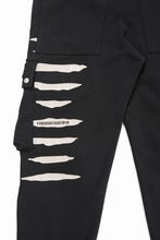 Load image into Gallery viewer, 【SAMPLE SALE】A.F ARTEFACT HEM-ZIPPER SWEAT CARGO PANTS (BLACK)