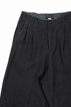 Load image into Gallery viewer, N/07 2 TUCKS WIDE TAPERED TROUSERS / HERRING BONE (GARMENT DYED) (BLACK)