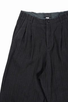 Load image into Gallery viewer, N/07 2 TUCKS WIDE TAPERED TROUSERS / HERRING BONE (GARMENT DYED) (BLACK)