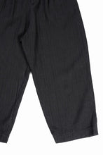 Load image into Gallery viewer, N/07 2 TUCKS WIDE TAPERED TROUSERS / HERRING BONE (GARMENT DYED) (BLACK)