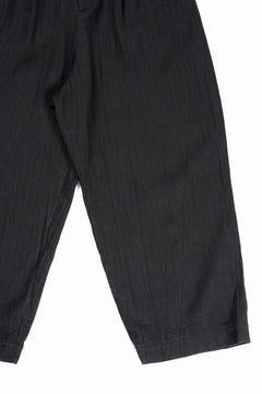 Load image into Gallery viewer, N/07 2 TUCKS WIDE TAPERED TROUSERS / HERRING BONE (GARMENT DYED) (BLACK)