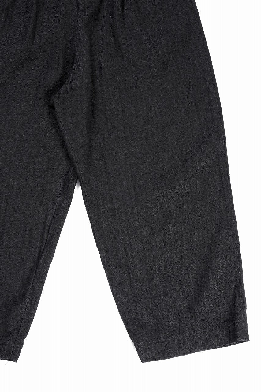 Load image into Gallery viewer, N/07 2 TUCKS WIDE TAPERED TROUSERS / HERRING BONE (GARMENT DYED) (BLACK)