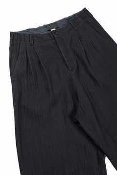 Load image into Gallery viewer, N/07 2 TUCKS WIDE TAPERED TROUSERS / HERRING BONE (GARMENT DYED) (BLACK)
