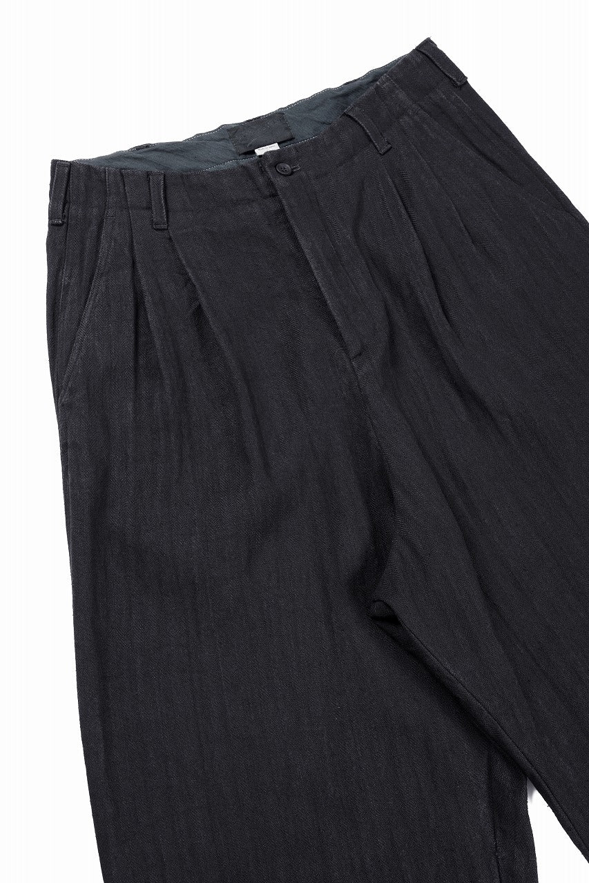 Load image into Gallery viewer, N/07 2 TUCKS WIDE TAPERED TROUSERS / HERRING BONE (GARMENT DYED) (BLACK)