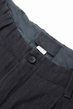 Load image into Gallery viewer, N/07 2 TUCKS WIDE TAPERED TROUSERS / HERRING BONE (GARMENT DYED) (BLACK)