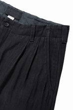 Load image into Gallery viewer, N/07 2 TUCKS WIDE TAPERED TROUSERS / HERRING BONE (GARMENT DYED) (BLACK)