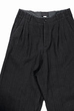 Load image into Gallery viewer, N/07 2 TUCKS WIDE TAPERED TROUSERS / HERRING BONE (GARMENT DYED) (BLACK)