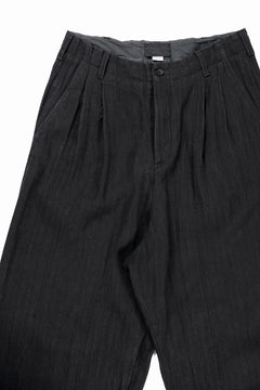 Load image into Gallery viewer, N/07 2 TUCKS WIDE TAPERED TROUSERS / HERRING BONE (GARMENT DYED) (BLACK)
