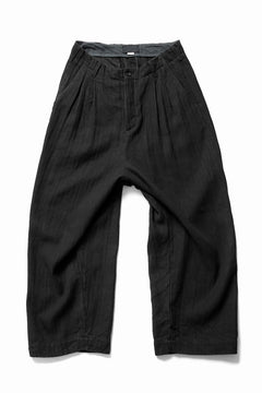 Load image into Gallery viewer, N/07 2 TUCKS WIDE TAPERED TROUSERS / HERRING BONE (GARMENT DYED) (BLACK)