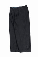 Load image into Gallery viewer, N/07 2 TUCKS WIDE TAPERED TROUSERS / HERRING BONE (GARMENT DYED) (BLACK)
