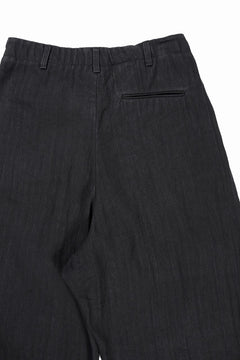 Load image into Gallery viewer, N/07 2 TUCKS WIDE TAPERED TROUSERS / HERRING BONE (GARMENT DYED) (BLACK)