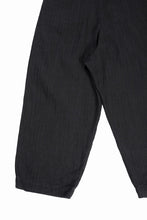 Load image into Gallery viewer, N/07 2 TUCKS WIDE TAPERED TROUSERS / HERRING BONE (GARMENT DYED) (BLACK)