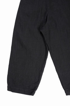 Load image into Gallery viewer, N/07 2 TUCKS WIDE TAPERED TROUSERS / HERRING BONE (GARMENT DYED) (BLACK)