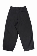 Load image into Gallery viewer, N/07 2 TUCKS WIDE TAPERED TROUSERS / HERRING BONE (GARMENT DYED) (BLACK)